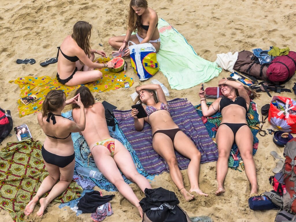 plusieurs filles en bikini à la plage