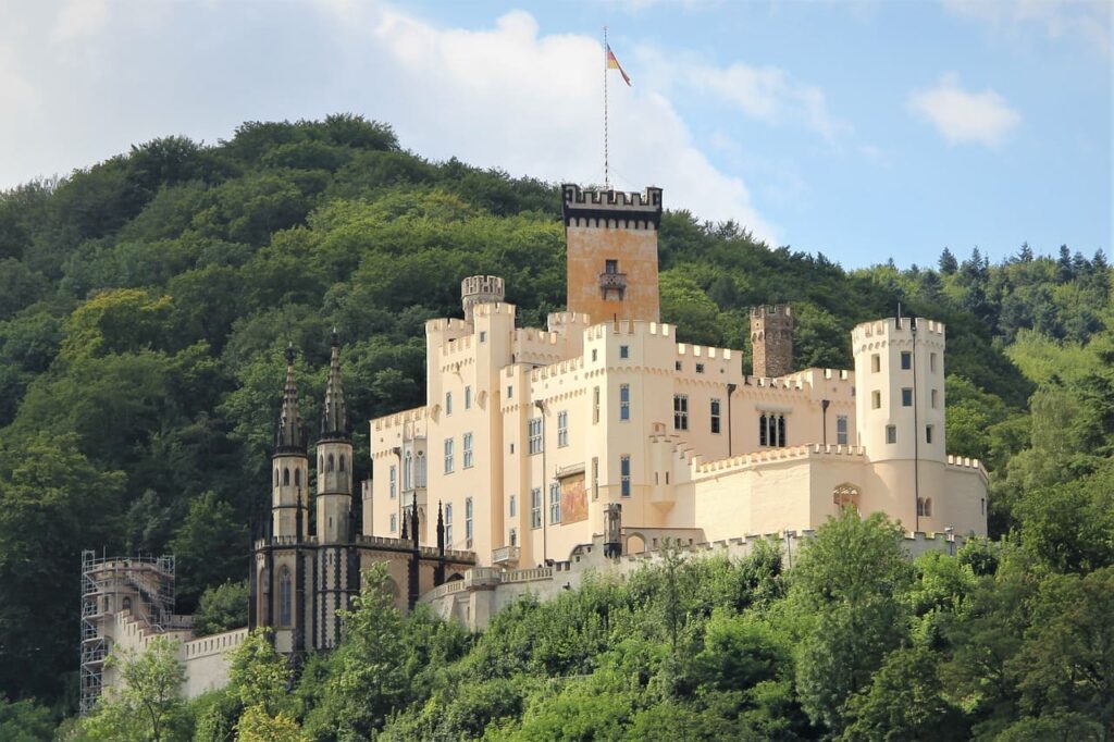 chateau pittoresque visible lors d'une croisière sur le Rhin