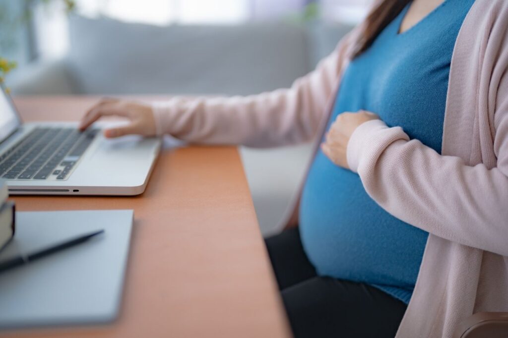 femme enceinte sur internet utilisant le CRAT pour lutter contre les idées reçues
