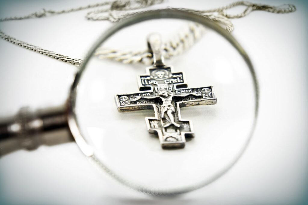 Matériaux et techniques de fabrication des bijoux religieux