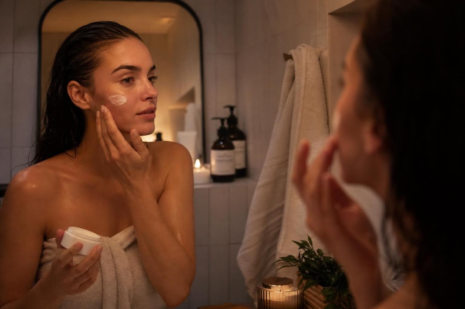 Découvrez nos conseils et astuces pour une routine hivernale efficace afin de nourrir et protéger votre peau sèche durant les mois froids.